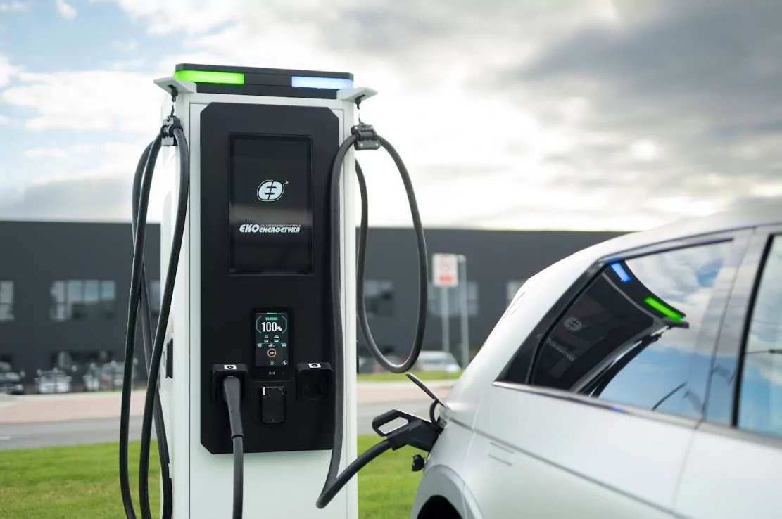 Electric vehicle connected to a fast charging station